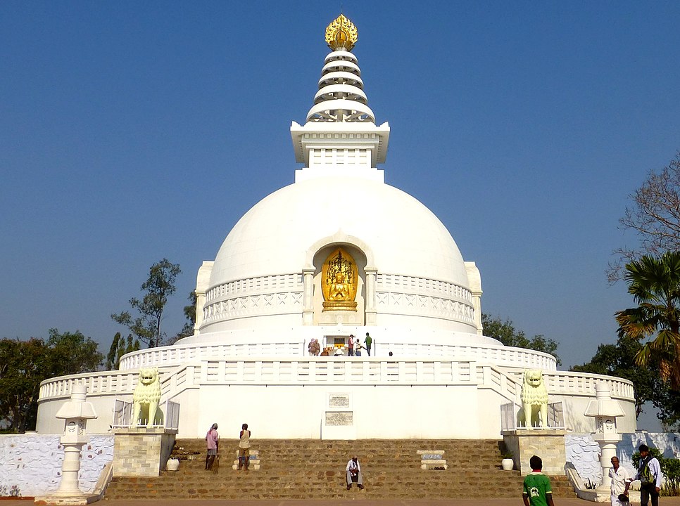 966px shanti stupa at rajgir (cropped)