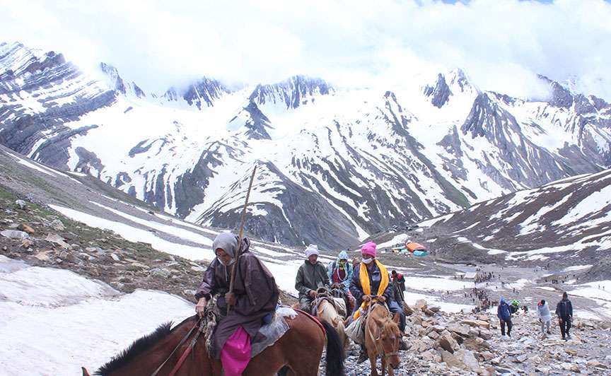 Pilgrims trekking to Amarnath Temple through snow