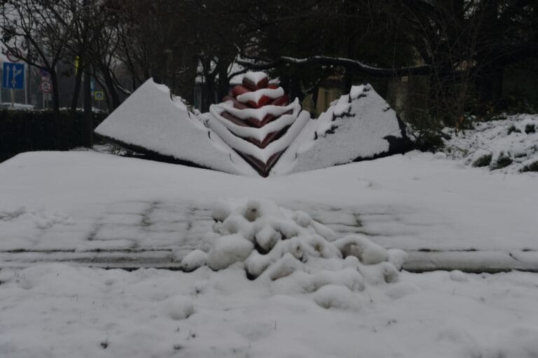 Snow hut and white landscape in Kufri