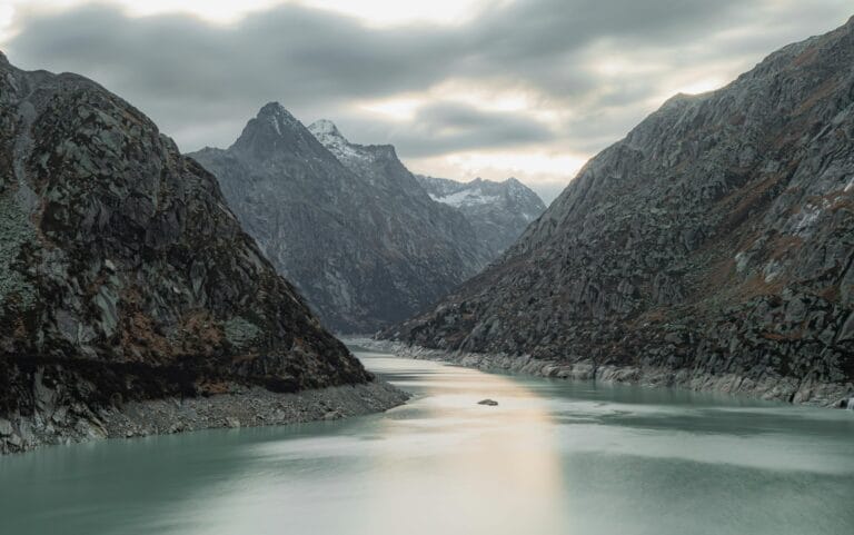 Beas River flowing through Manali with green mountain background